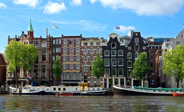 Amsterdam - kanalen en typische Nederlandse huizen — Stockfoto