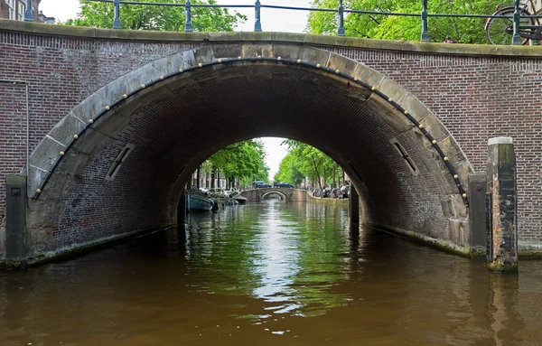 Амстердам - Романтический мост через канал в старом городе — стоковое фото