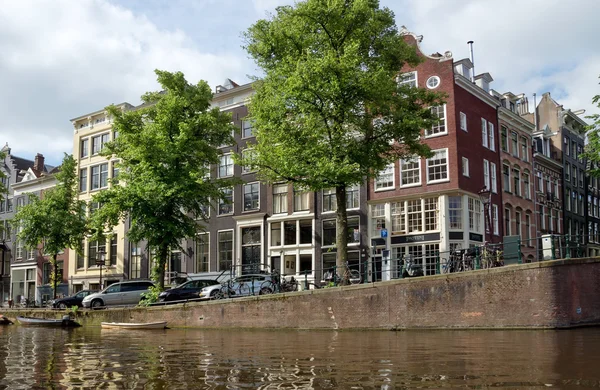Амстердам - Каналы и типичные голландские дома — стоковое фото