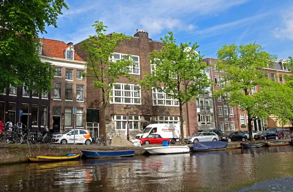 Amsterdam - kanalen en typische Nederlandse huizen — Stockfoto