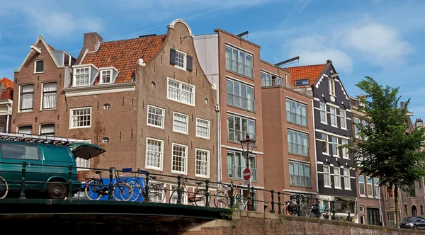Amsterdam - typische Nederlandse architectuur — Stockfoto