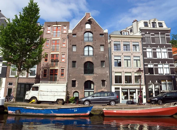 Amsterdam - kanalen en typische Nederlandse huizen — Stockfoto