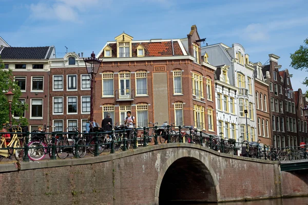 Amsterdam - kanalen en typische Nederlandse huizen — Stockfoto
