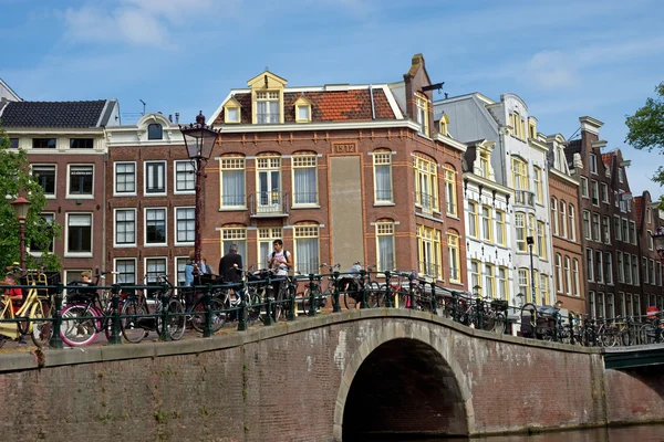 Amsterdam - kanallar ve tipik Hollanda evleri — Stok fotoğraf