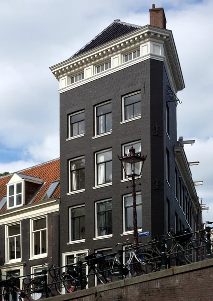 Амстердам - типичная голландская архитектура — стоковое фото