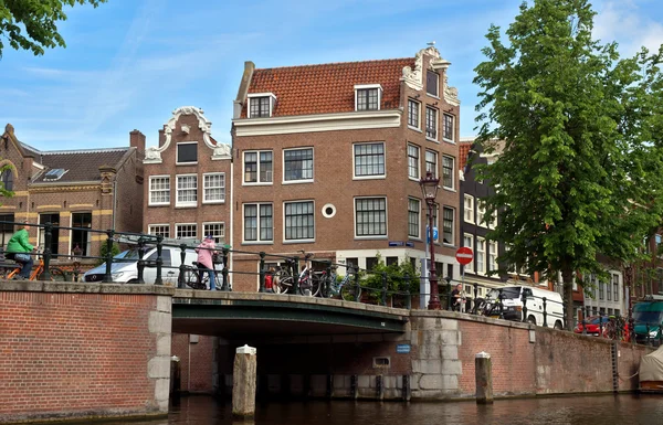 Amsterdam - kanalen en typische Nederlandse huizen — Stockfoto