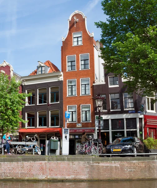 Amsterdam - kanalen en typische Nederlandse huizen — Stockfoto