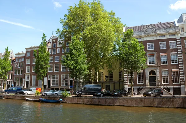 Amsterdam - kanalen en typische Nederlandse huizen — Stockfoto