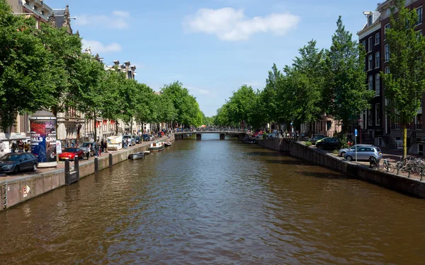 Amsterdam - kanálů a typickými holandskými domy — Stock fotografie