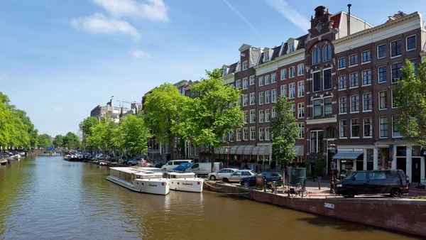 Amsterdam - kanaler och typiska holländska hus — Stockfoto