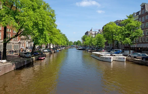 Amsterdam - kanálů a typickými holandskými domy — Stock fotografie