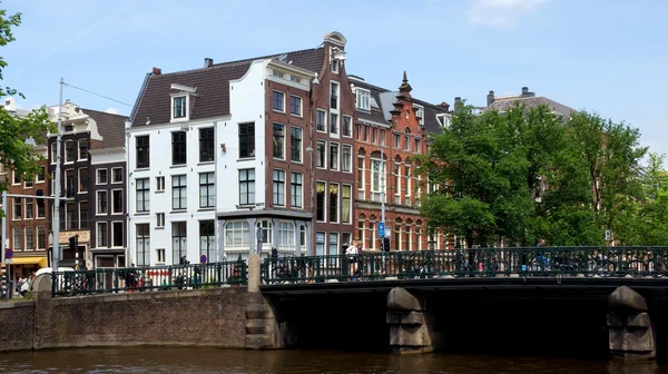 Amsterdam - kanalen en typische Nederlandse huizen — Stockfoto