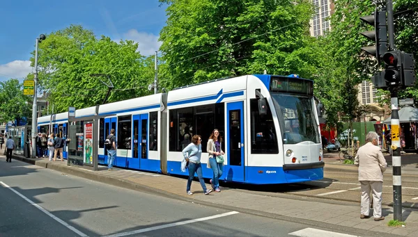 Amsterdam Tram dan orang-orang — Stok Foto