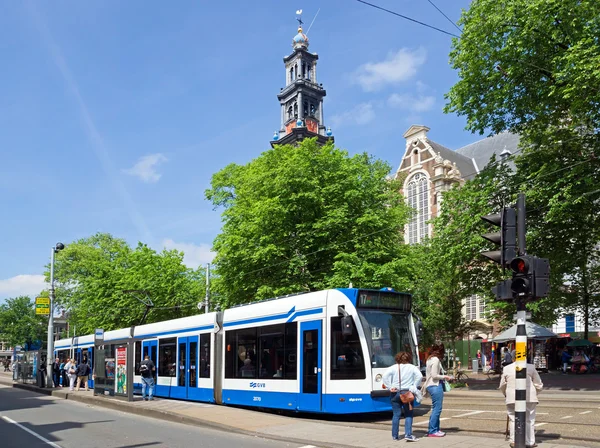 Amsterdam Tram dan orang-orang — Stok Foto