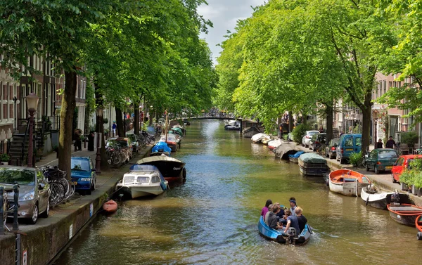 Amsterdam - kanálů a typickými holandskými domy — Stock fotografie