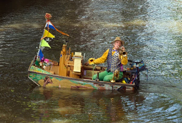 阿姆斯特丹-不知名的音乐家，在一条船 — 图库照片