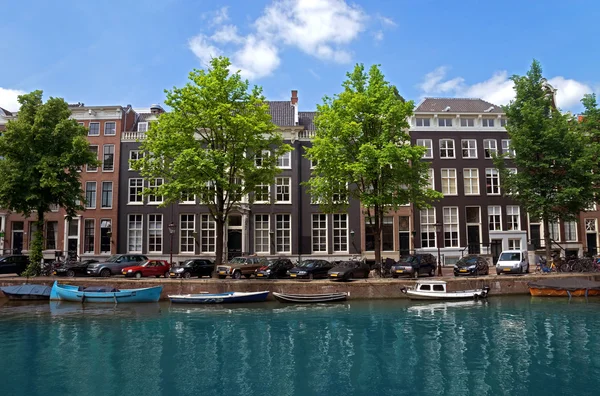 Amsterdam - kanalen en typische Nederlandse huizen — Stockfoto