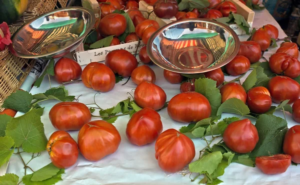 Tomates com folhas verdes — Fotografia de Stock