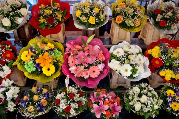Şehir güzel - çiçek sokak piyasada — Stok fotoğraf