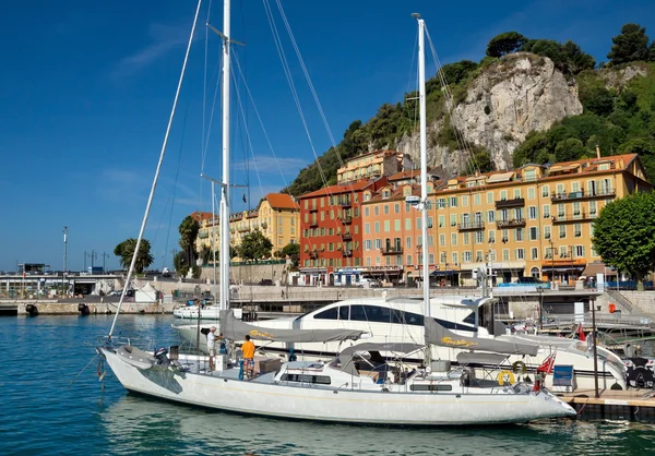 Ville de Nice - Yachts blancs dans le port — Photo