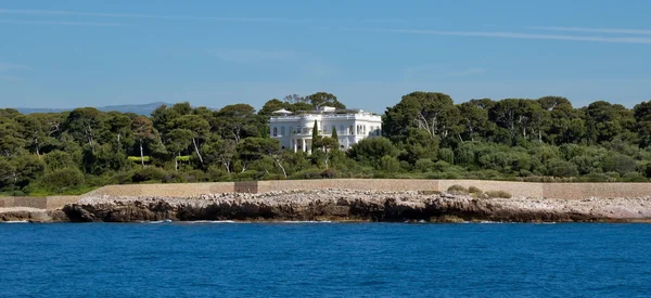 Antibes - Villa de luxo nas margens do Mar Mediterrâneo — Fotografia de Stock