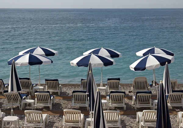 Cidade de Nice - Praia com guarda-chuvas — Fotografia de Stock