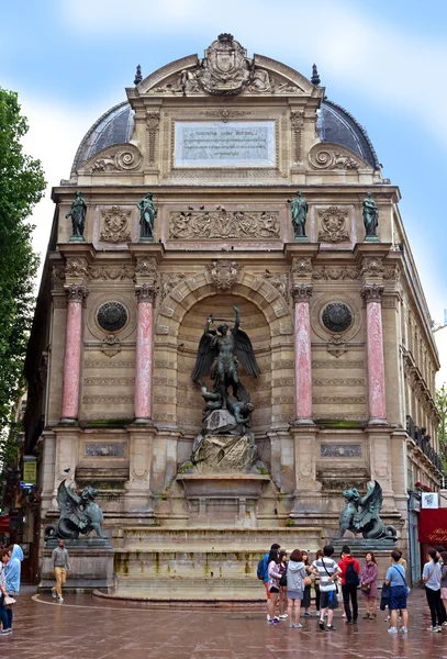 Париж - фонтан Saint-Michel — стокове фото