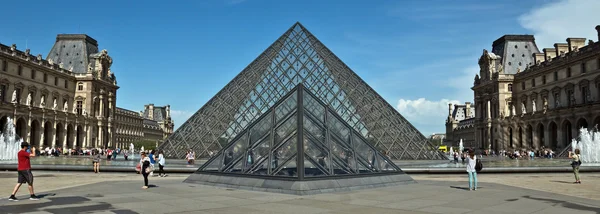 Parigi Piramide del Louvre — Foto Stock