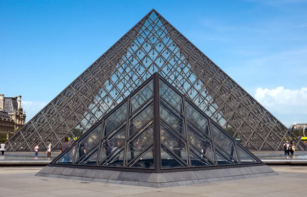 Parigi Piramide del Louvre — Foto Stock