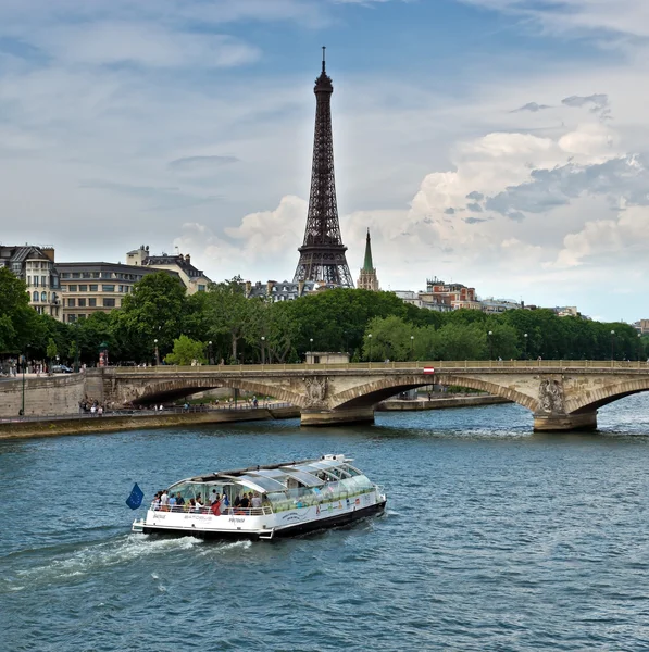 Paris - Eiffel tower and Seine river — Stock Photo, Image