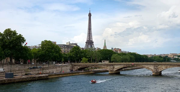 Paris - Eiffel tower and Seine river — Stock Photo, Image