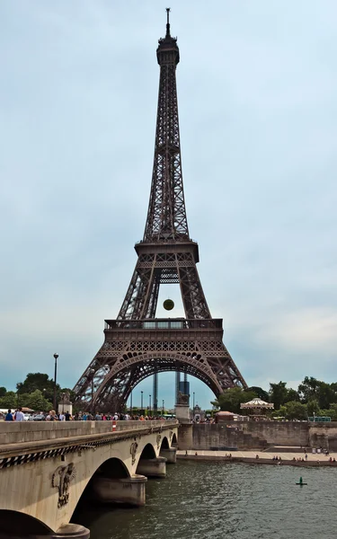 Париж - Эйфелева башня и старый мост — стоковое фото