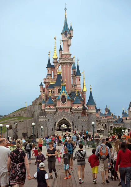 Slapende schoonheid kasteel in Disneyland park — Stockfoto