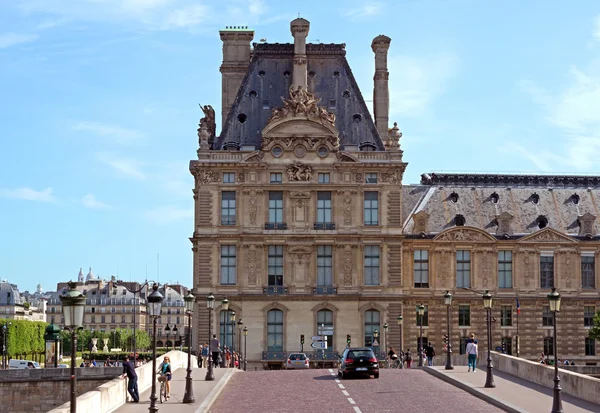 Paříž - pohled na Louvre z mostu — Stock fotografie