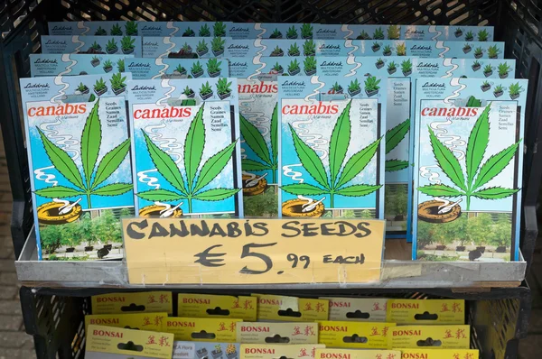Amsterdam - koop cannabiszaden en marihuanazaden te koop in de straatmarkt Stockfoto