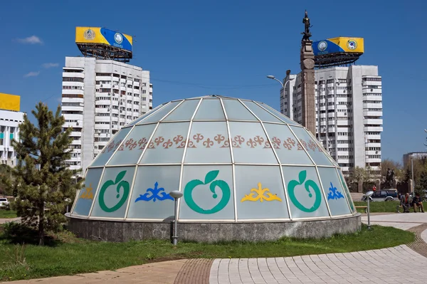 Almaty - Edificios en la Plaza de la República — Foto de Stock