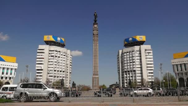Almaty - Monumento a la Independencia de Kazajstán - Timelapse — Vídeos de Stock