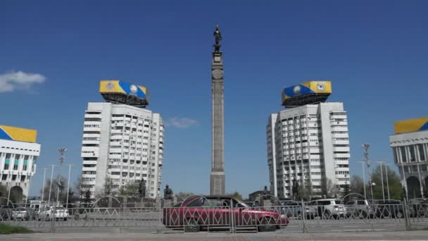 Алматы - Памятник Независимости Республики Казахстан — стоковое видео