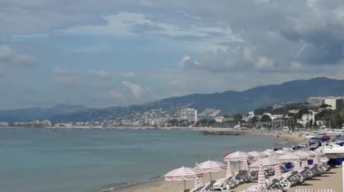 Cannes - şezlong ve şemsiye