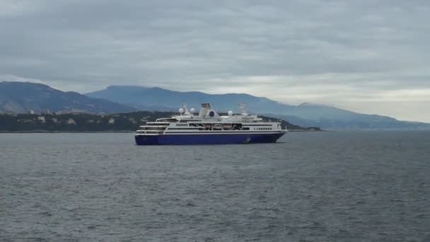 Monako - Rıhtımda Cruise gemisi — Stok video