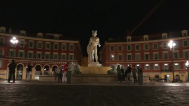 Fontaine du Soleil Place Massena geceleri üzerinde Nice, French Riviera, Fransa