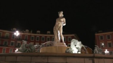 Fontaine du Soleil Place Massena geceleri üzerinde Nice, French Riviera, Fransa