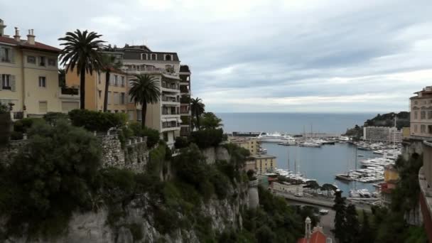 Монако - Вид на гавань с железнодорожной станции Monaco-Ville — стоковое видео