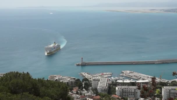 Timelapse - kryssningsfartyg flyttar till hamnen. — Stockvideo