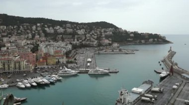 VILLEFRANCHE sur Mer Nice, Fransa limanının havadan görünümü.