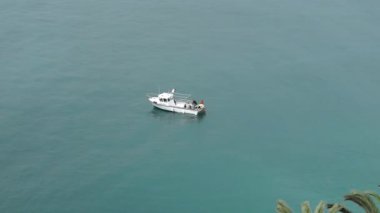 Akdeniz sahil yakınındaki yalnız tekne demirlemiş