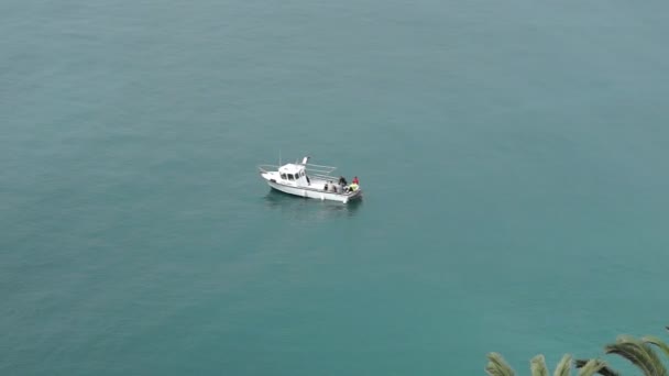 Ensam båt förankrad i havet nära kusten — Stockvideo