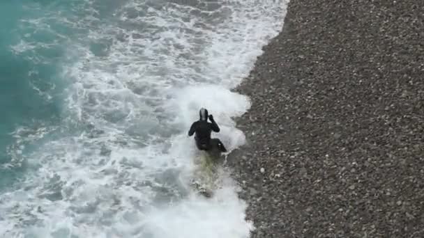 Lonely diver at the coast of Mediterranean Sea — Stock Video