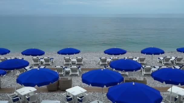Cadeiras de estar e guarda-sol na praia, sul da França — Vídeo de Stock