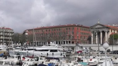 Bir Port de Nice içinde binalar ve tekneler. City of Nice, Fransa.